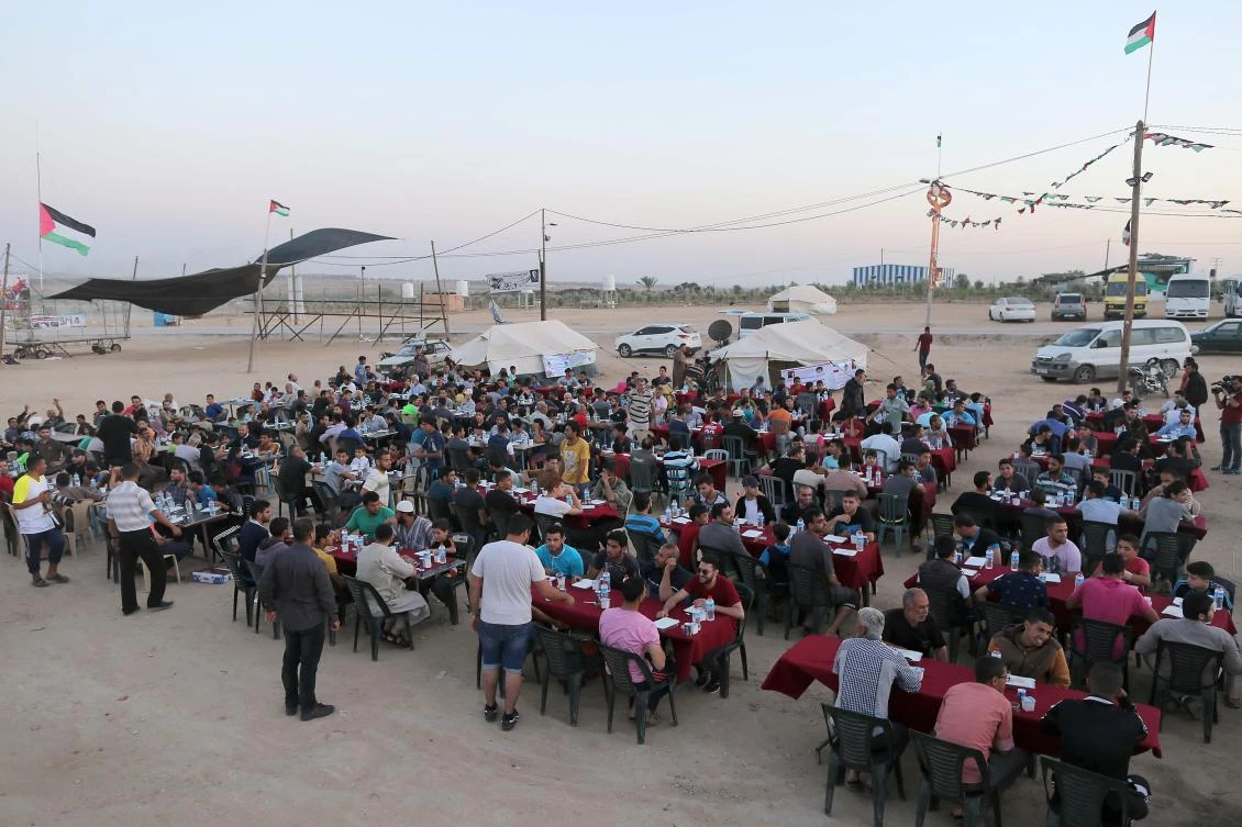 Photo showing Palestinians from Gaza break their fast on the first day of the holy month of Ramadan near the border with Israel, May 17, 2018. (AFP)