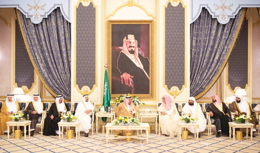King Salman receives dignitaries at Al-Salam Palace in Jeddah on Wednesday. (SPA)
