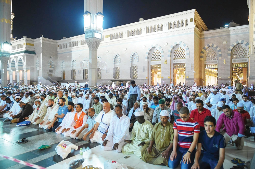 Worshippers perform second  Taraweeh prayer at Two Holy Mosques