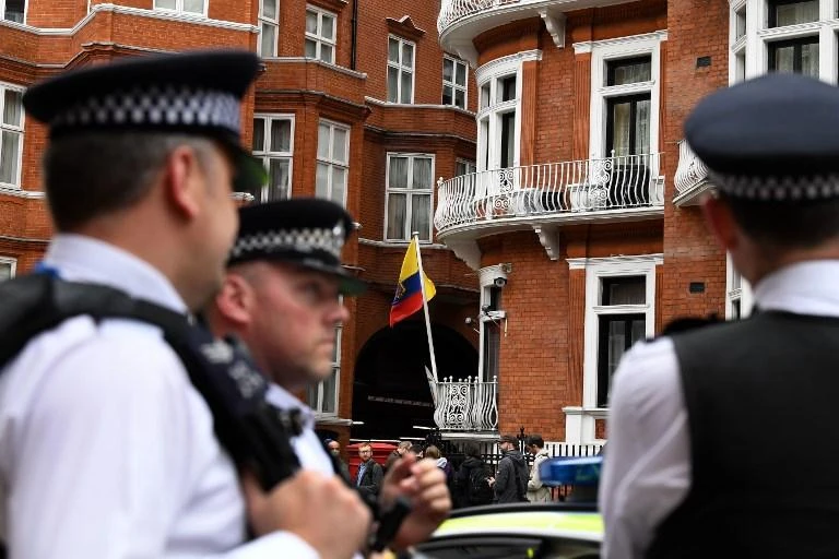 Policemen and members of the media stand outside the Embassy of Ecuador in London on May 19, 2017. (AFP)