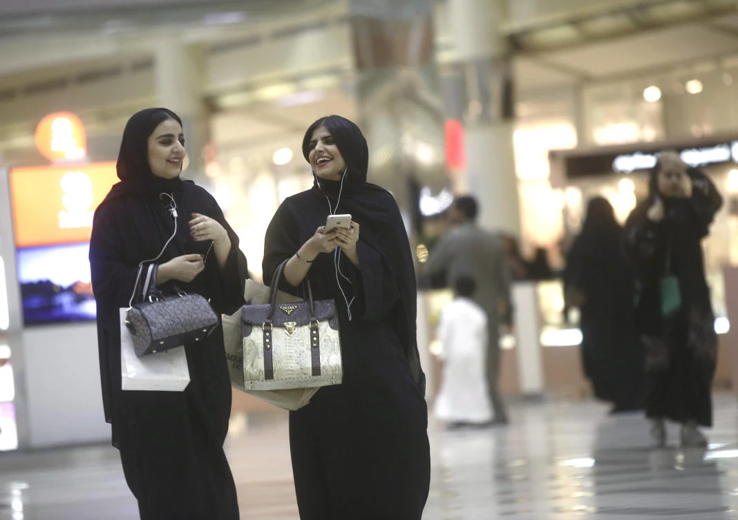 Shoppers take a stroll through Riyadh's Kingdom Centre Shopping Mall. The Kingdom is being targeted by global e-commerce corporations. (Getty Images)