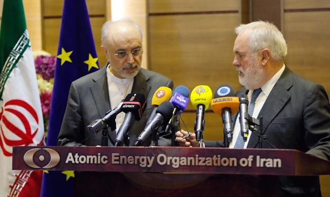 Ali Akbar Salehi (L), head of the Iranian Atomic Energy Organization, and Arias Canete, European Union Energy Commissioner, speak to the press after meeting in Tehran on May 19, 72018. (AFP)