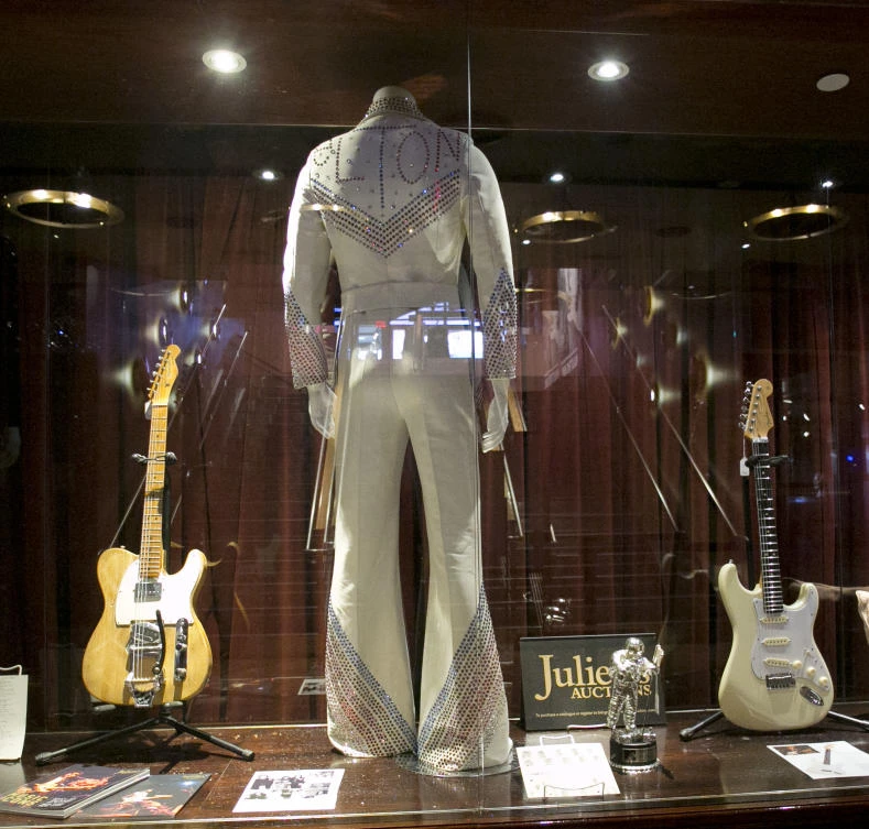 Bob Dylan guitar fetches $495,000 at auction
