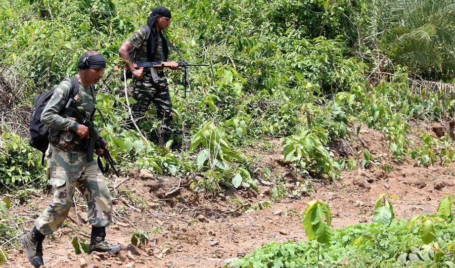 Maoist rebels kill six Indian policemen in bombing