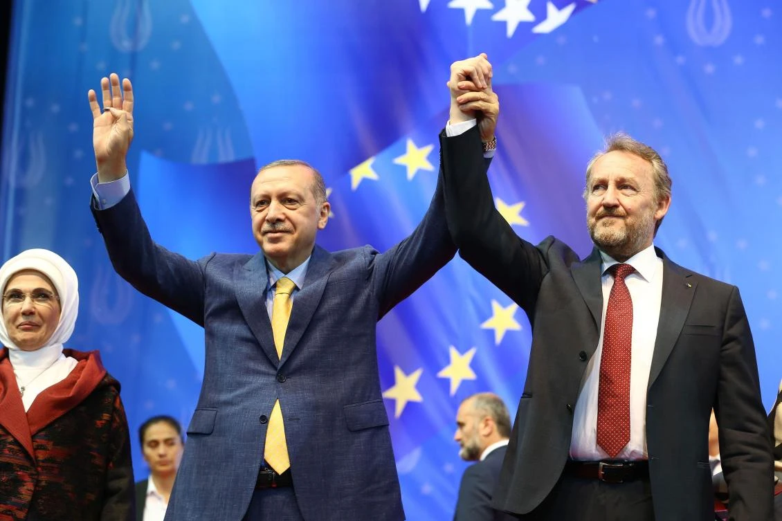 This handout photo released and taken on May 20, 2018 by the Turkish presidential press service shows Turkey's President Recep Tayyip Erdogan (C), his wife Emine Erdogan and the chairman of the tripartite Presidency of Bosnia and Herzegovina Bakir Izetbegovic (R) during a pre-election rally in Sarajevo on May 20, 2018. (AFP)