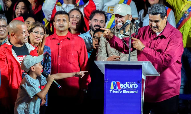 Venezuelan President Nicolas Maduro celebrates with supporters after the National Electoral Council (CNE) announced the results of the voting on presidential election, on May 20, 2018, in Caracas, Venezuela. (AFP / Juan Barreto)