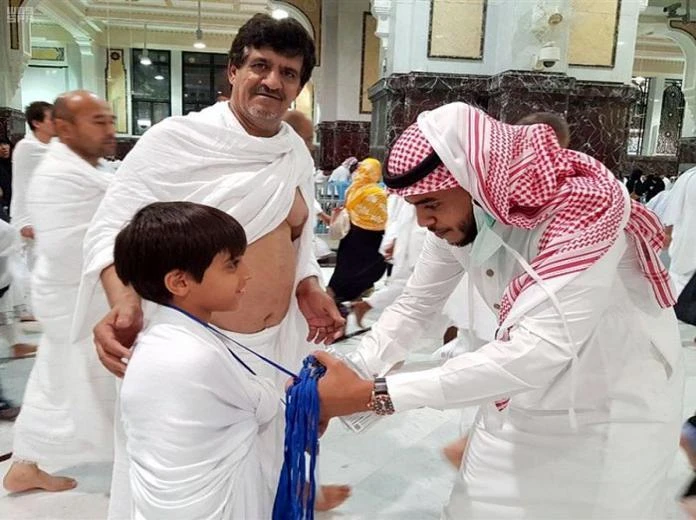 Badges providing basic Two Holy Mosques information given to children, the elderly and non-Arabic speakers