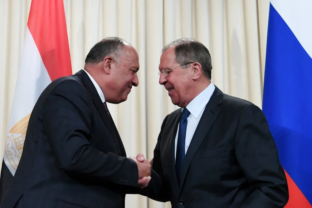 Russian Foreign Minister Sergei Lavrov (R) and Egypt's Foreign Minister Sameh Shoukry shake hands during a press conference after their a meeting in Moscow on May 14, 2018. (AFP)