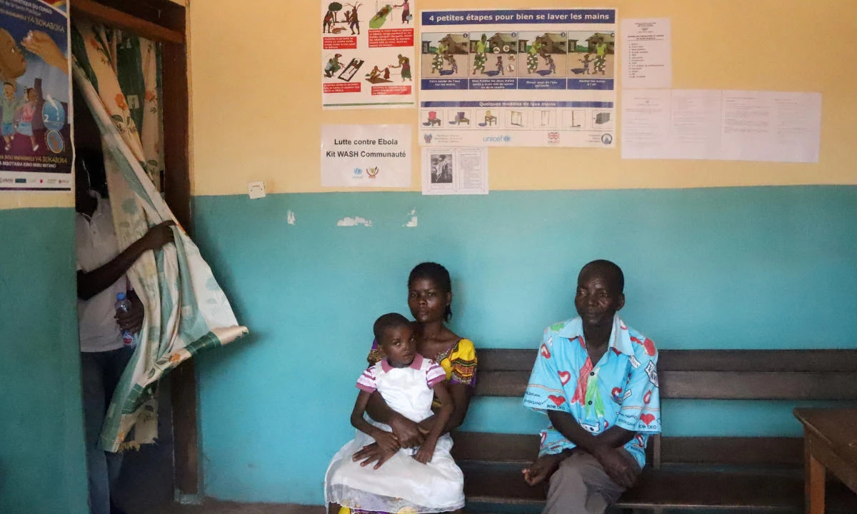 Patients seeking medical attention sit at the health centre in the commune of Wangata, during a vaccination campaign against the outbreak of Ebola, in Mbandaka, Democratic Republic of Congo, May 23, 2018. (Reuters)