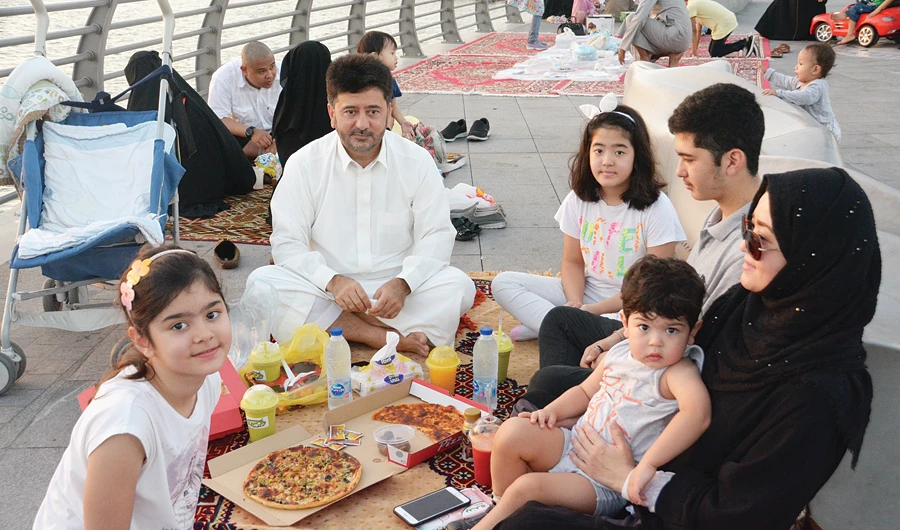 Sunset breakfast: Jeddah residents take to the city’s seafront to enjoy scenic end to Ramadan fast