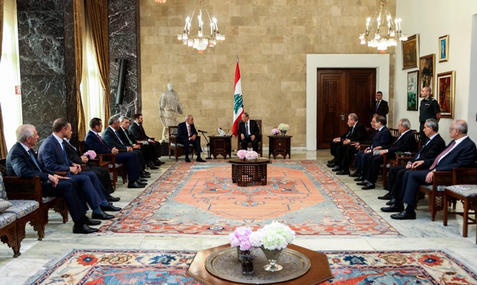 A handout picture provided by the Lebanese photo agency Dalati and Nohra on May 24, 2018, shows Lebanese President Michel Aoun (C) meeting with Parliament Speaker Nabih Berri (C-L) and other members of parliament at the presidential palace in Baabda, east of the capital Beirut. (AFP PHOTO / DALATI AND NOHRA)