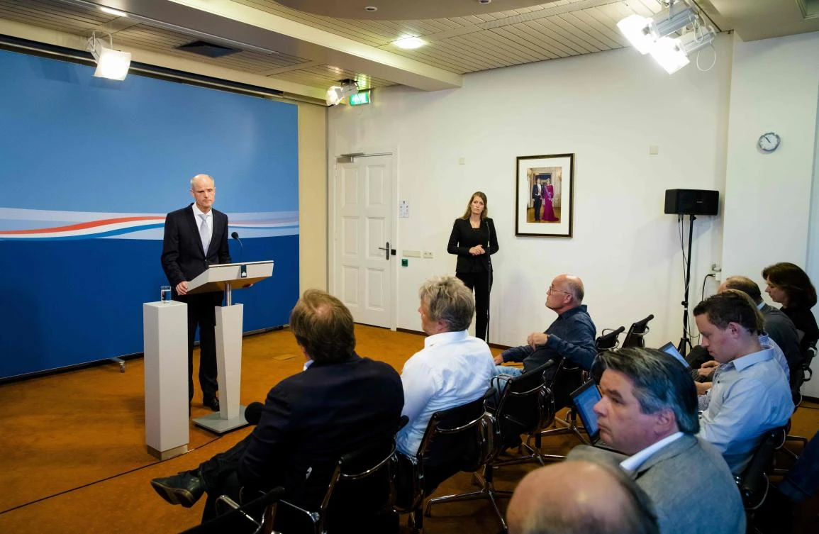 Dutch PM: Russia responsible in MH17 civilian plane downing, must cooperate