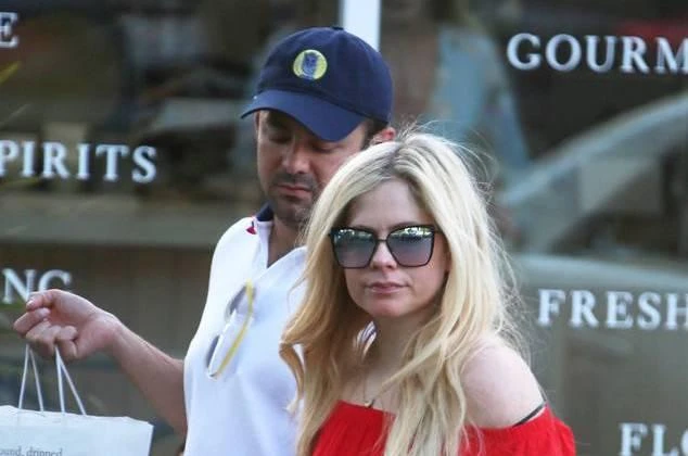 Canadian singer Avril Lavigne has been quietly dating Phillip Sarofim, the son of an Egyptian-born Texas billionaire, for a few months. (Screengrab courtesy of E! News)