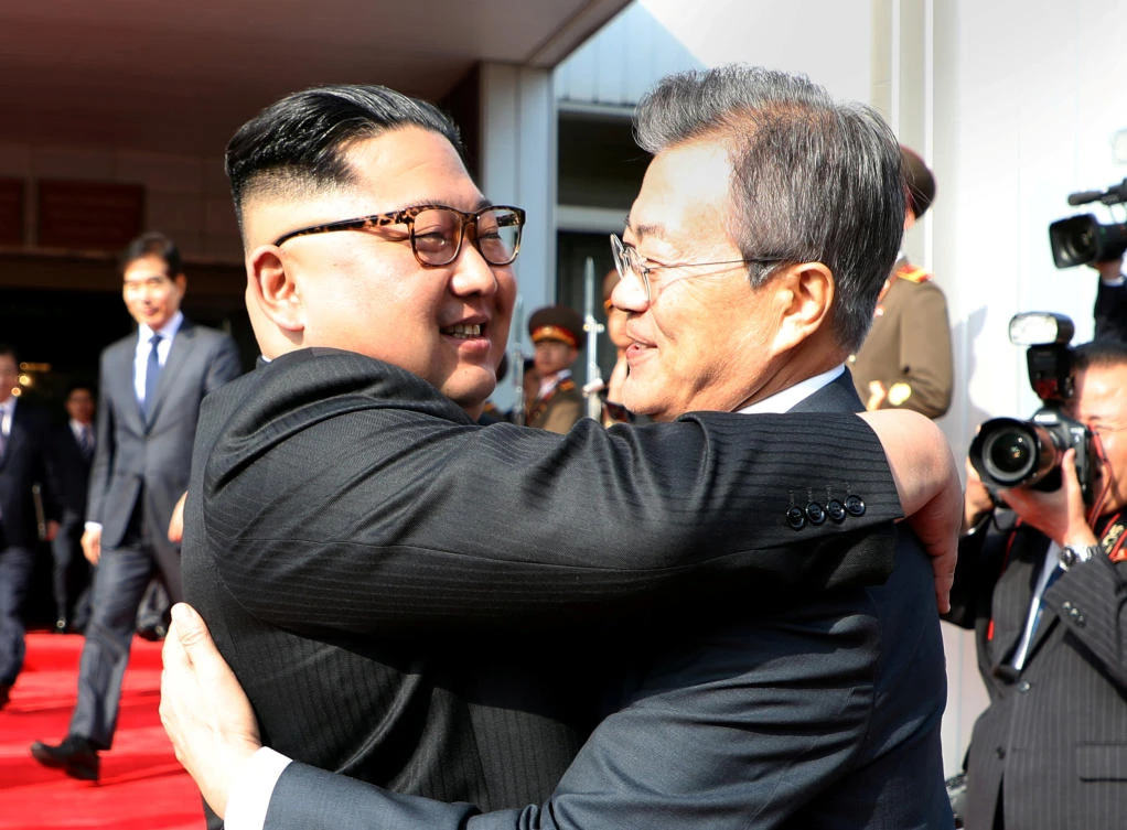 South Korean President Moon Jae-in bids fairwell to North Korean leader Kim Jong Un as he leaves after their summit at the truce village of Panmunjom, North Korea. (Photo: The Presidential Blue House /Handout via Reuters)