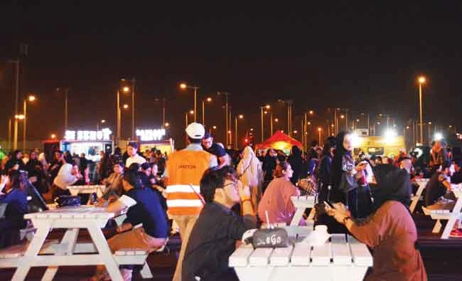 Food trucks doing brisk business at a street in Riyadh. AN photos by Huda Bashatah