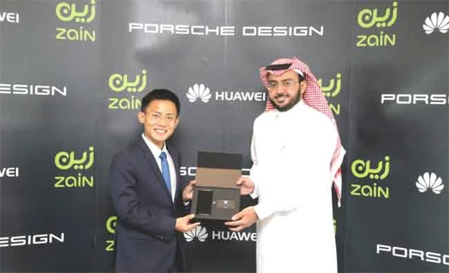 Pablo Ning, president of Huawei Consumer Business Group Saudi Arabia, and Sultan Abdulaziz Ali Al-Deghaither, chief technology officer at Zain Corp.