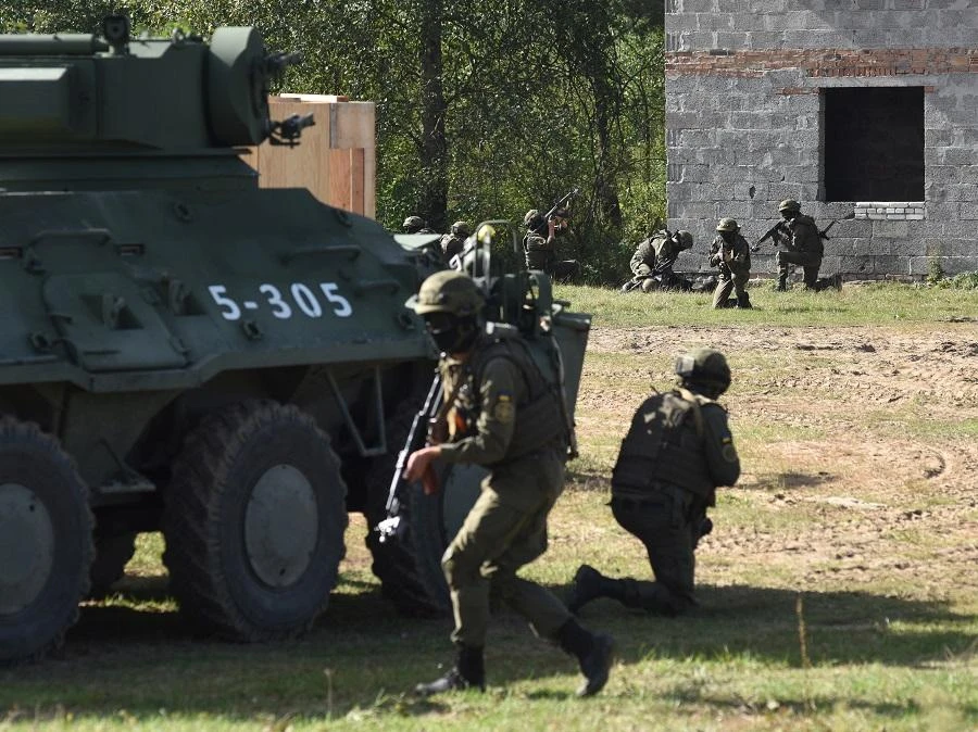Ukrainian soldiers take part in a training exercise. (AFP)