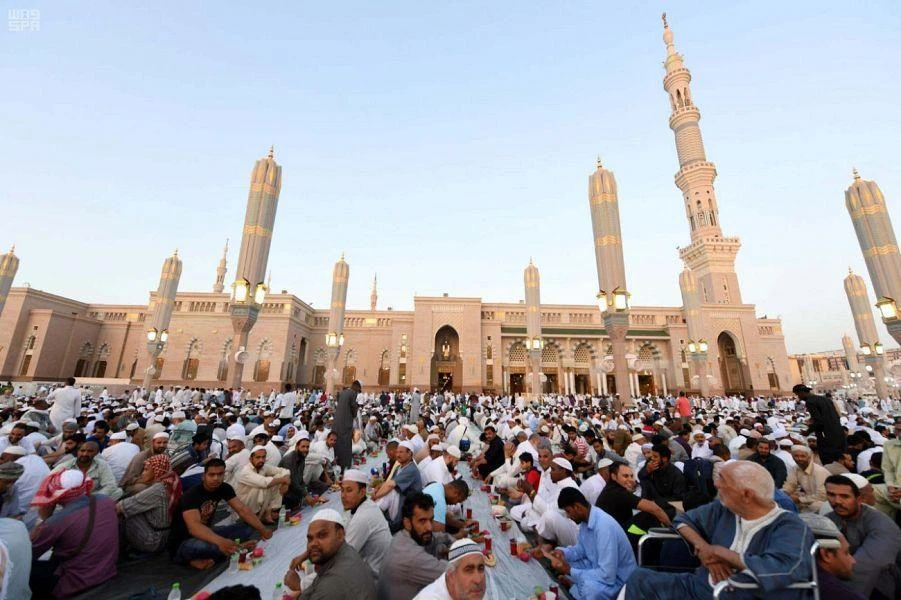 The residents of Madinah have been using the Muslim holy month of Ramadan to take the opportunity to welcome worshippers at Al-Masjid An-Nabawi (the Prophet’s Mosque) and express their hospitality. (SPA)