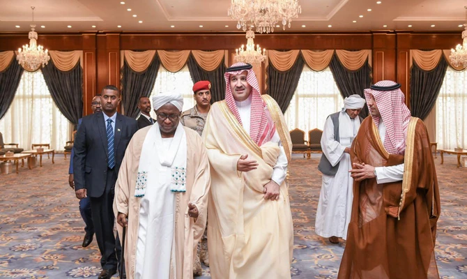 Madinah Gov. Prince Faisal bin Salman receives Dr. Hasabo Mohammed Abdul Rahman, vice president of the Republic of Sudan, in Madinah on Monday. (SPA)