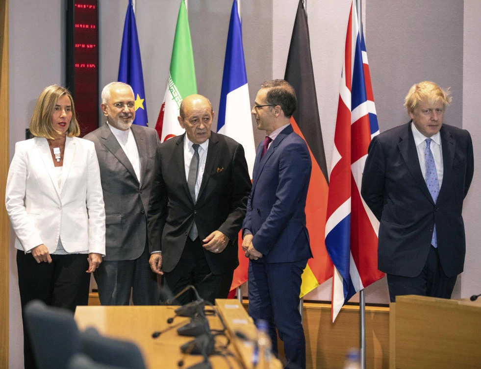 European Union foreign policy chief Federica Mogherini, Iranian Foreign Minister Javad Zarif, French Foreign Minister Jean-Yves Le Drian, German Foreign Minister Heiko Maas and British Foreign Secretary Boris Johnson pose for a photo during a meeting of the foreign ministers from Britain, France and Germany with the Iran Foreign Minister, Tuesday, May 15, 2018. (AP)