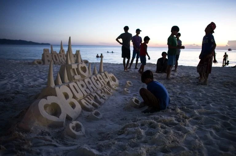 Philippines keeps 2018 tourist arrivals target despite Boracay closure