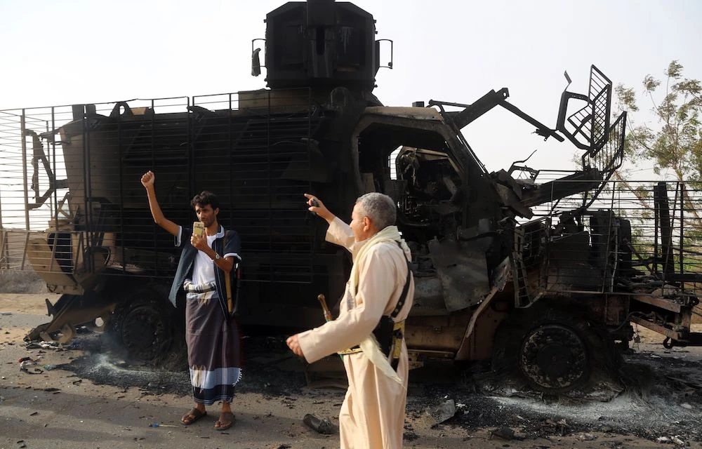 Yemeni pro-government forces prepare for assault on key port