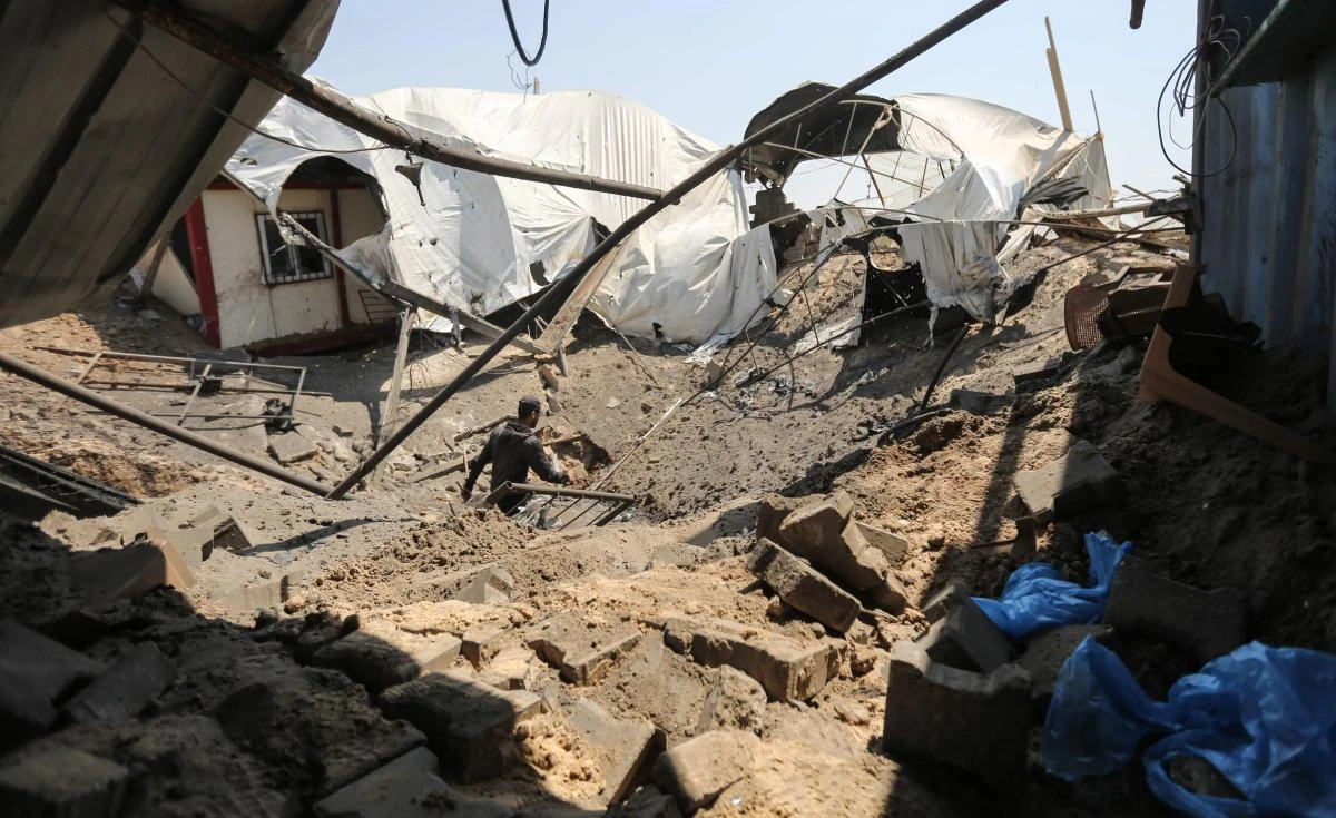 A man inspects the damage at a site targeted by an Israeli air strike a day before in Khan Younis in the southern Gaza strip on May 30, 2018. Israel said it targeted some 65 sites in the Gaza Strip a day earlier and into the early morning hours and around 100 rockets and mortars fired from Gaza either exploded in Israel or were intercepted by air defenses. (AFP)