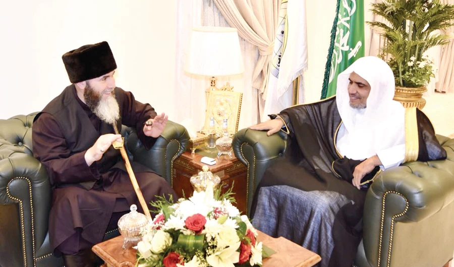 MWL Secretary-General Mohammed bin Abdul Karim Al-Issa, right, holds talks with the Chechnya’s Grand Mufti Sheikh Salah Majayev in Makkah on Wednesday. (SPA)