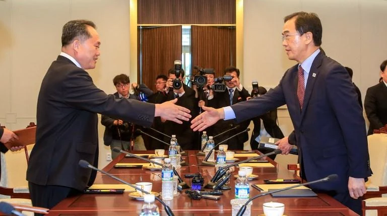 South Korean Unification Minister Cho Myoung-gyon, right, shakes hands with his North Korean counterpart Ri Son Gwon, who is chairman of the North's Committee for the Peaceful Reunification of the Country, during their meeting on Friday, June 1 at the south side of the truce village of Panmunjom. (Yonhap/AFP)