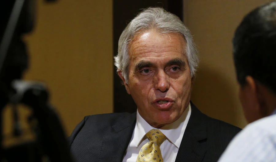 Diego Garcia-Sayan, the United Nations Special Rapporteur on the independence of judges and lawyers, stresses a point during an Associated Press interview in Manila, on May 31, 2018. (AP Photo/Bullit Marquez)