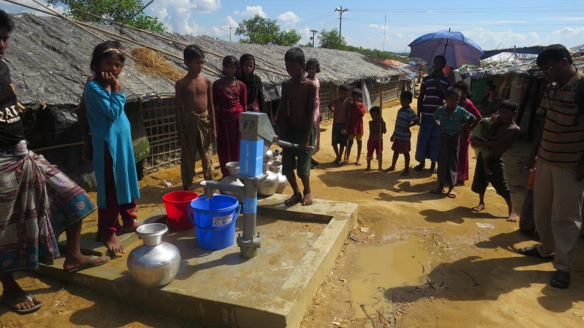 Rohingya refugees collect safe drinking water from a shallow tube well installed in the community. (Photo credit: Water Aid, Bangladesh)