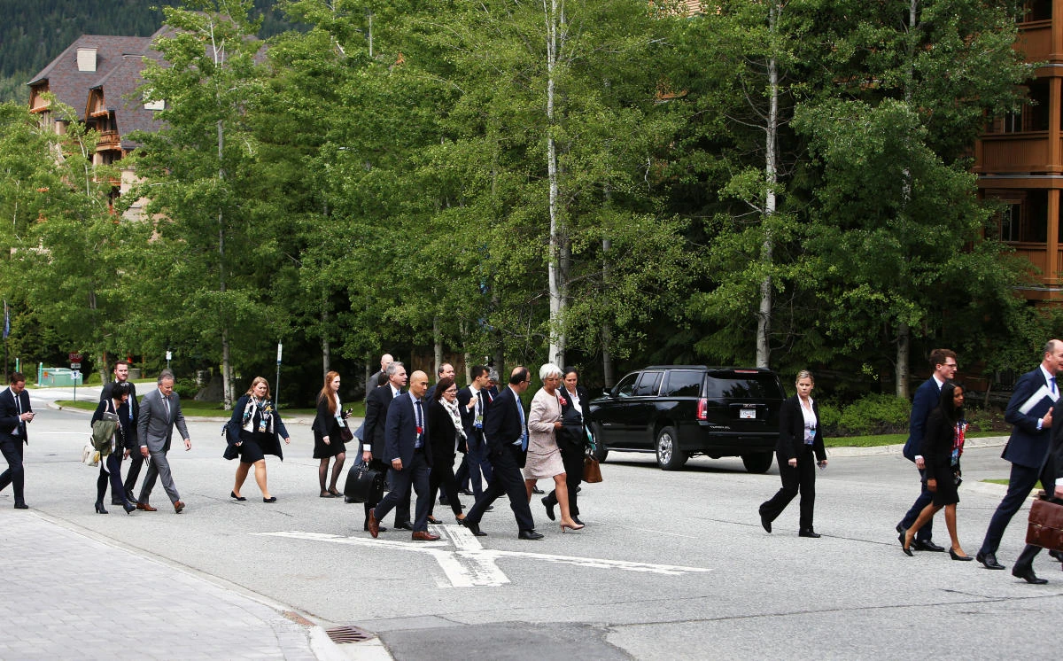 Delegates walk back to their hotel after meetings at the G7 Finance Ministers Summit in Whistler, British Columbia, Canada, June 1, 2018. (Reuters)