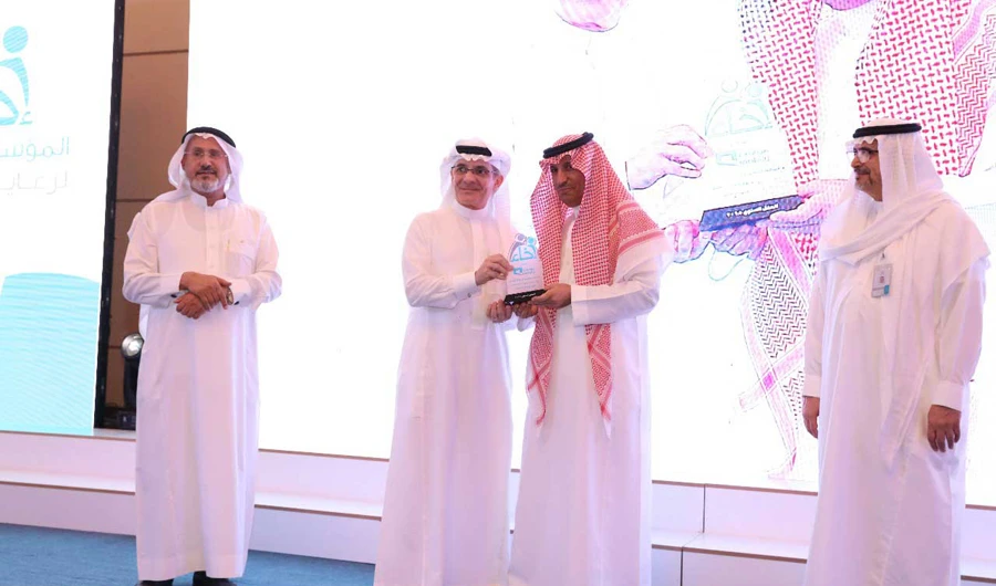 Amjad Shacker, senior executive officer corporate brand and communications at Mobily, received the plaque.