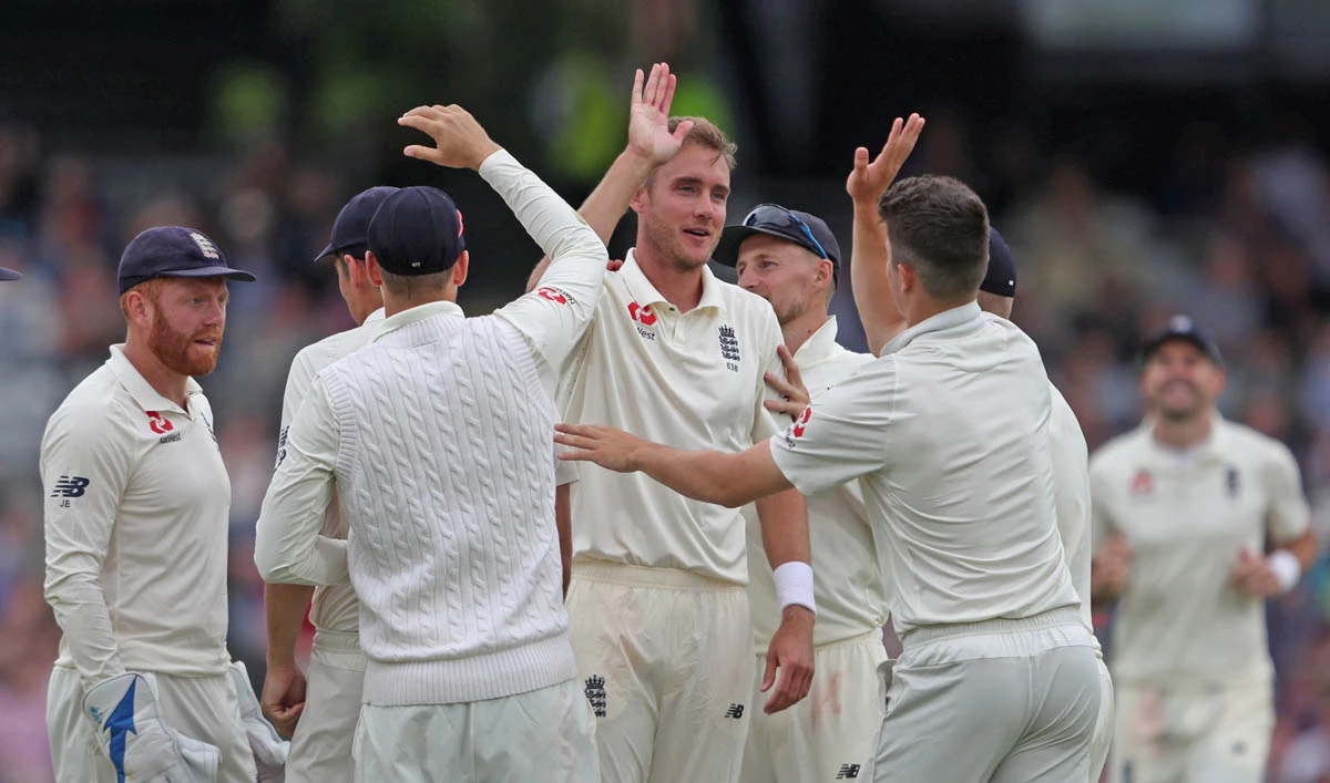 England’s Stuart Broad celebrates with teammates after taking the wicket of Pakistan’s Hasan Ali during the third day of the second Test against England at Emerald Headingley Stadium, Leeds, Britain on June 3, 2018. (Action Images via Reuters)
