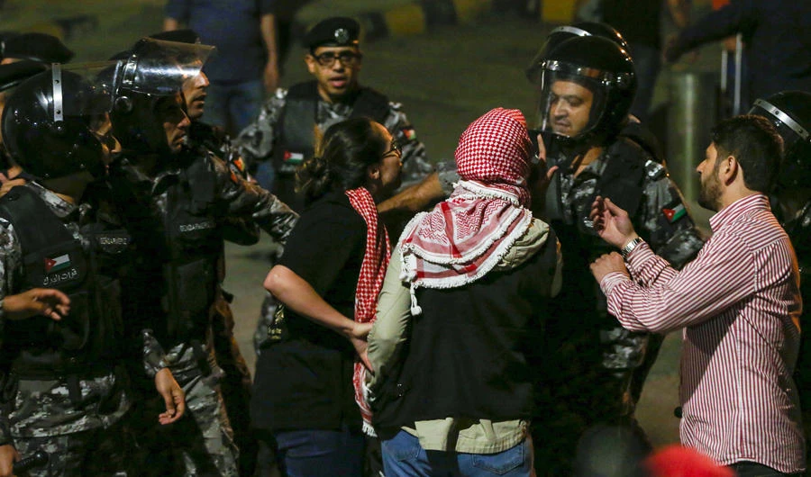 Jordanian protesters argue with members of the gendarmerie and security forces during a demonstration outside the Prime Minister's office in the capital Amman late on June 2, 2018. (AFP / Khalil Mazraawi)