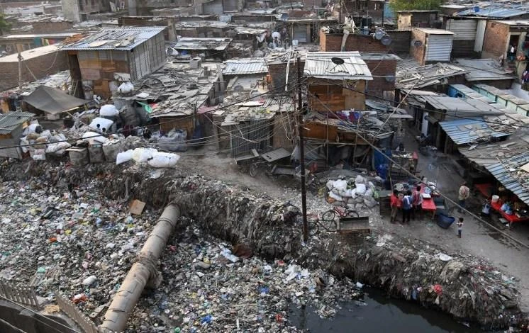 Taimur Nagar is one of many slums in Delhi and countless other Indian cities struggling to cope with waste. (AFP)