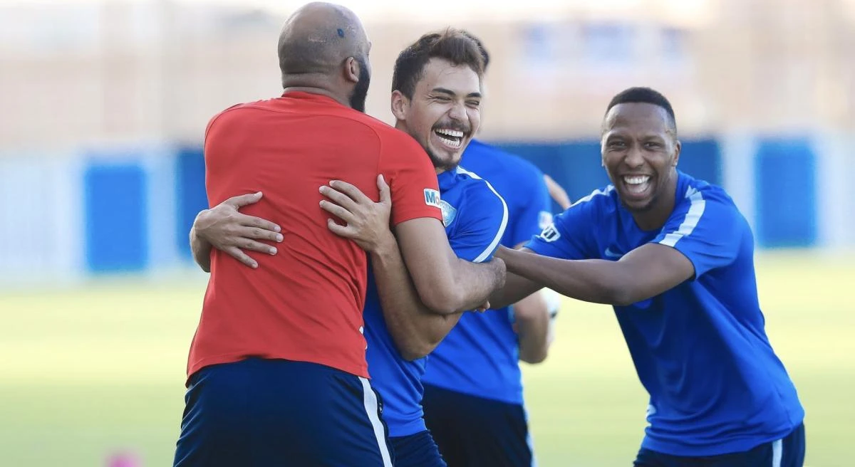 Carlos Eduardo is much happier now he is back among his Al-Hilal teammates. (@Alhilal_EN)