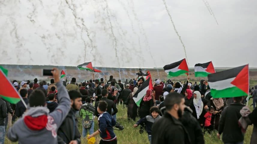 File photo showing tear gas fired at Palestinian protesters east of Gaza City, March 30, 2018. (AFP)