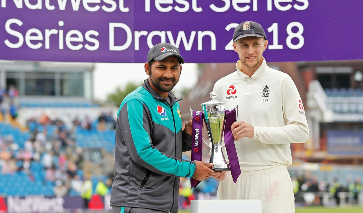 Pakistan’s Sarfraz Ahmed, left, and England’s Joe Root pose with the trophy after the two-match series was drawn, at Emerald Headingley Stadium, Leeds, Britain on June 3, 2018. (Action Images via Reuters)