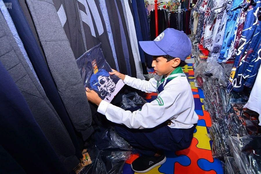 Members of the Saudi Arabian Scouts Association, serving Umrah pilgrims at the Grand Mosque, have been in joint efforts with staff at the Ministry of Trade and Investment. (SPA)