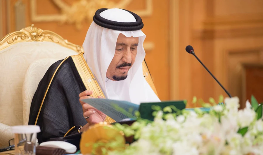 King Salman chairs the Cabinet session at Al-Safa Palace in Makkah on Tuesday. (SPA)