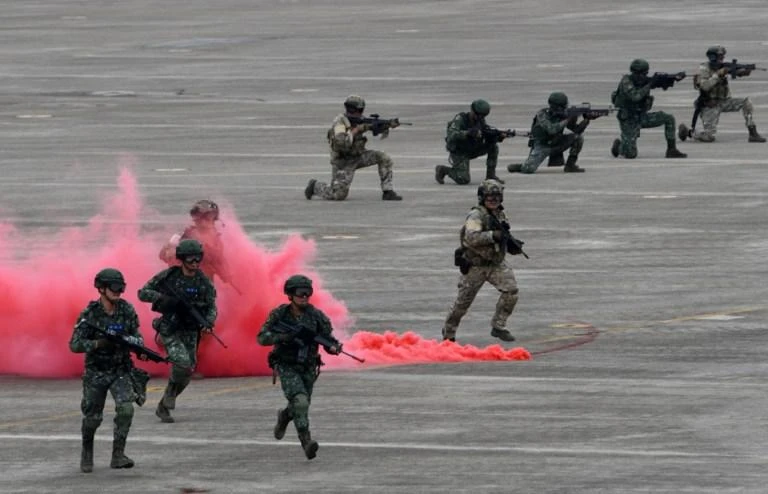 Soldiers take part in during the Han Kuang drill at the Ching Chuan Kang air force base in Taichung on Thursday, June 7. Taiwan on June 7 staged its largest annual drills simulating Chinese attacks as Beijing stepped up on the island amid growing tensions. (AFP)