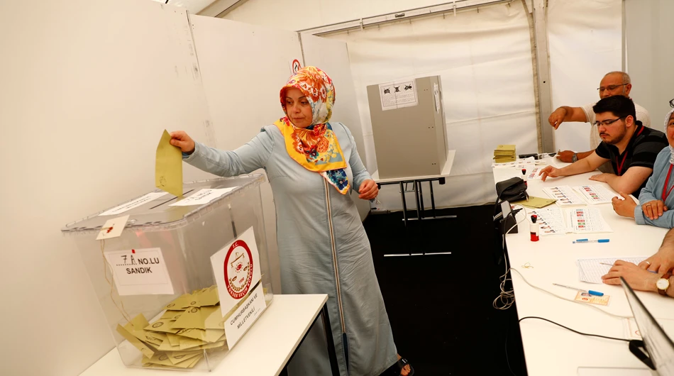 Turkish voters living in Germany cast their votes on Turkey's presidential and parliamentary elections at the Turkish consulate in Frankfurt, Germany, on June 7, 2018. (REUTERS/Kai Pfaffenbach)