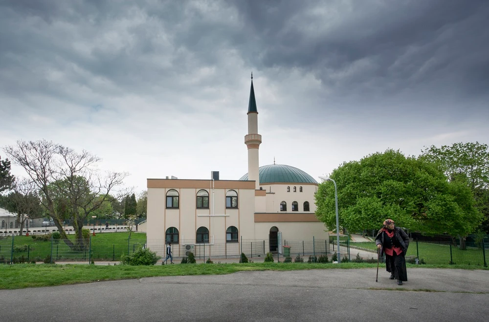A Muslim woman walks by a mosque at Islam Centre of Vienna on April 14, 2017 in Vienna, Austria. (AFP)
