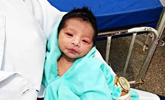 This handout photo released by the Brazilian military police shows a newborn baby from the Kamayura ethnic group who was buried alive in the backyard of a house in the city of Canarana, Mato Grosso state on June 5, 2018. (AFP)