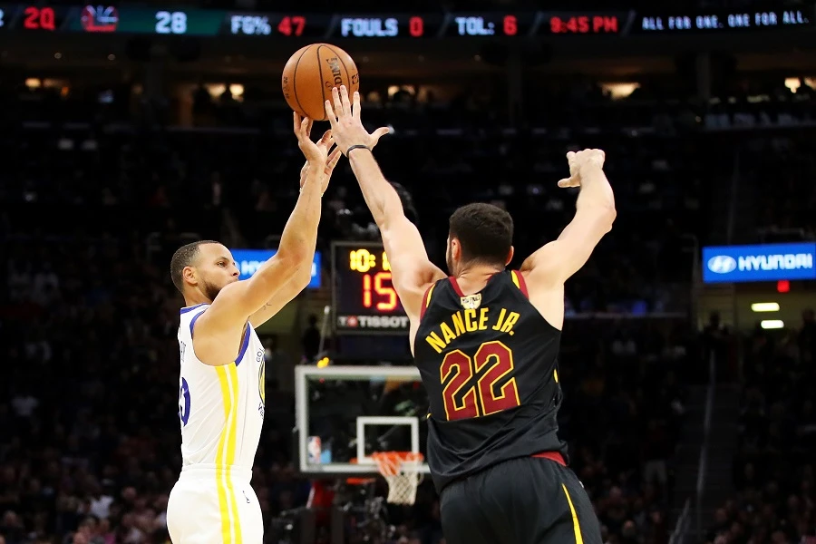 Stephen Curry #30 of the Golden State Warriors shoots against Larry Nance Jr. #22 of the Cleveland Cavaliers during Game Three of the 2018 NBA Finals. (AFP)