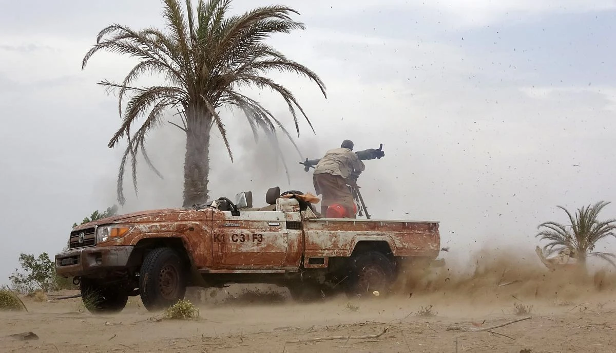 A Pro-government Yemeni soldier fires a B-10 recoil-less rifle on June 7, 2018, near the city of Al Jah in the Hodeidah province, 50 kilometers from the port city. (AFP)