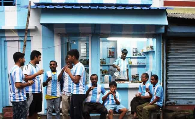 Indian fan paints house in Argentina colors