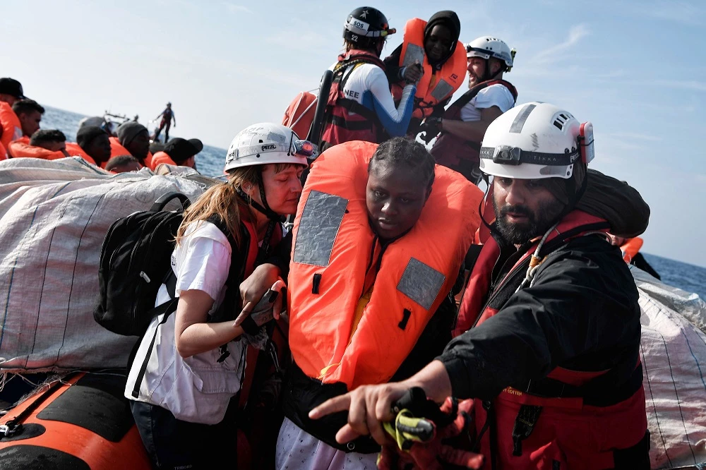 Women are transferred to a rescue team's dinghy during a rescue operation, off Libya coast on May 12, 2018. (File photo: AFP)
