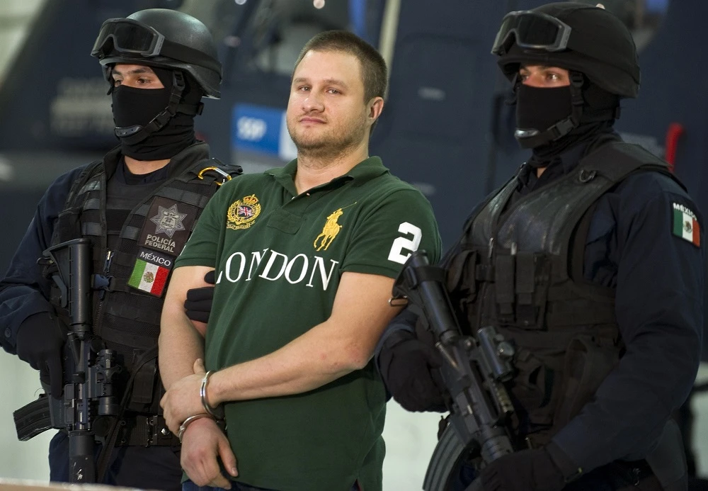 Edgar Valdez Villareal aka 'La Barbie' (C) of the Beltran Leyva drug cartel, is presented to the press at the Federal Police headquarters in Mexico City, on August 31, 2010. (File photo: AFP)